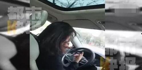 网红小伙开车唱歌视频,车载数码变KTV现场
