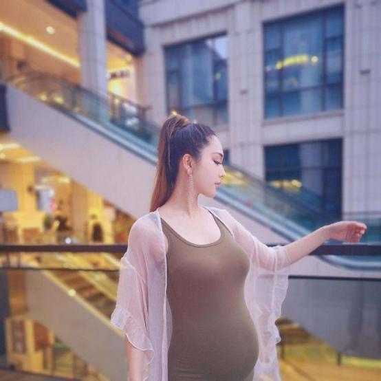 网红怀孕大肚子要生了,即将迎接新生命到来